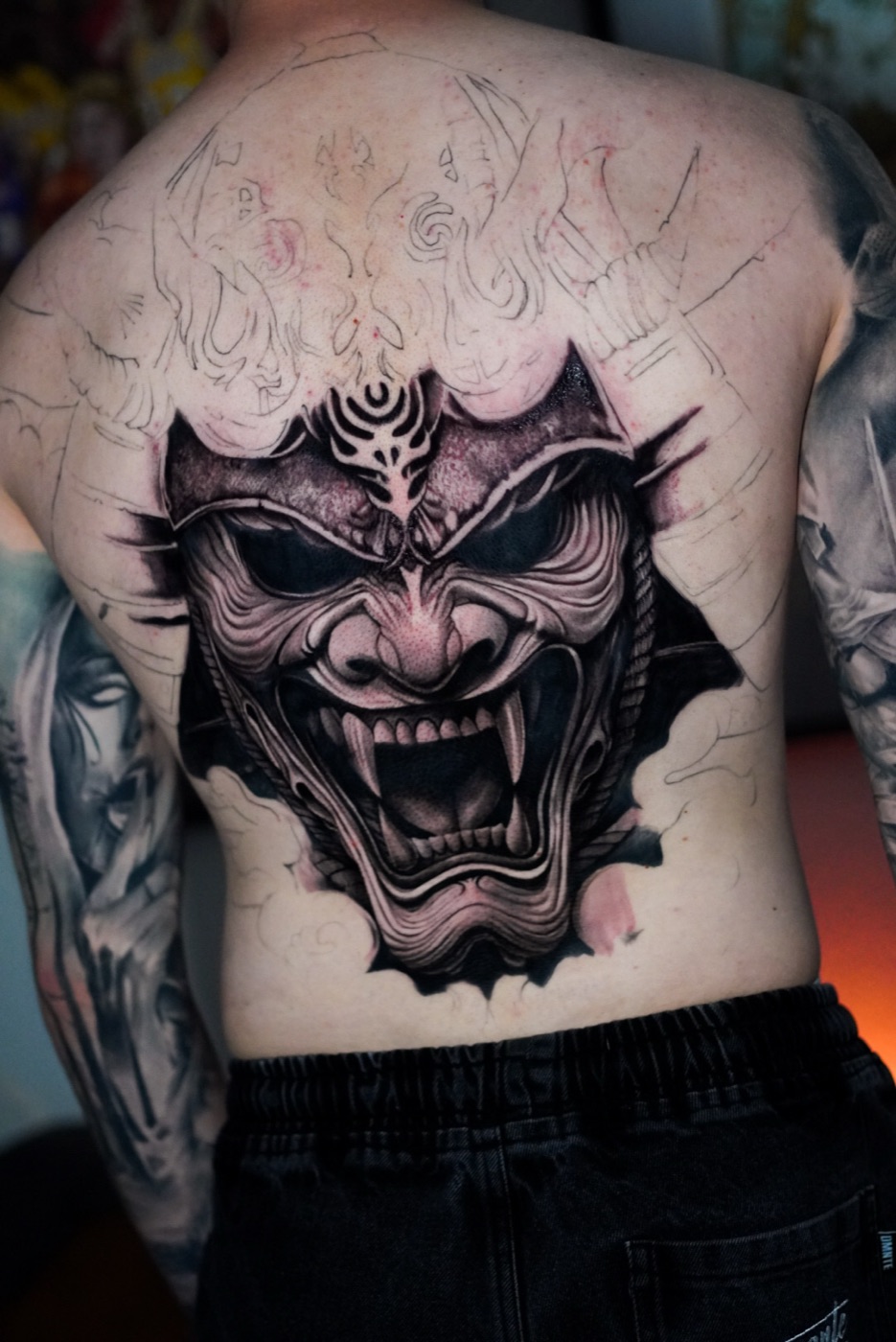 Black&Grey — maska demona na plecach