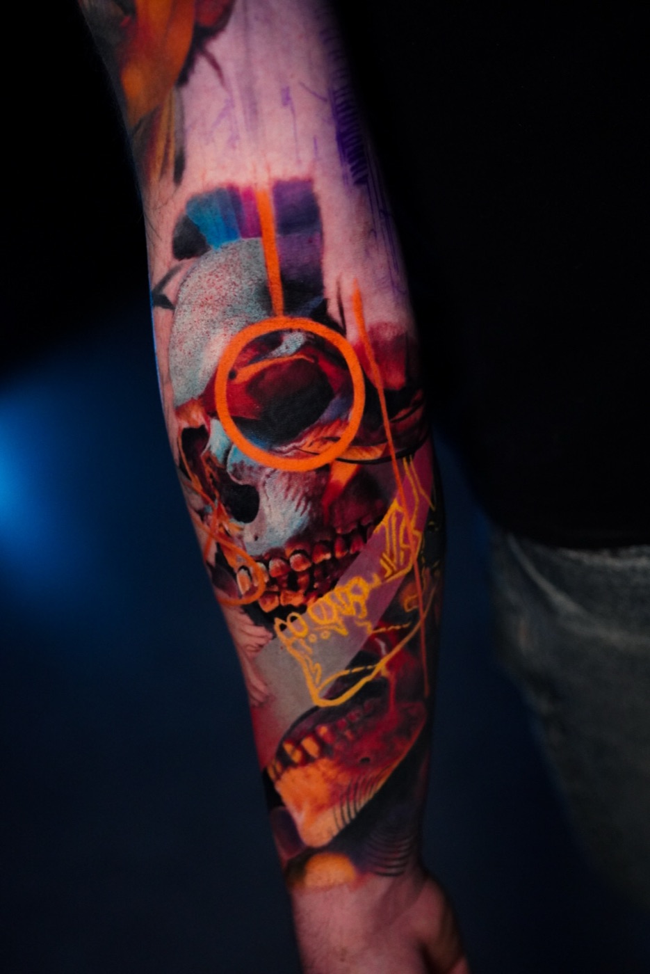 Kolorowy realizm — czaszka w neonowych barwach