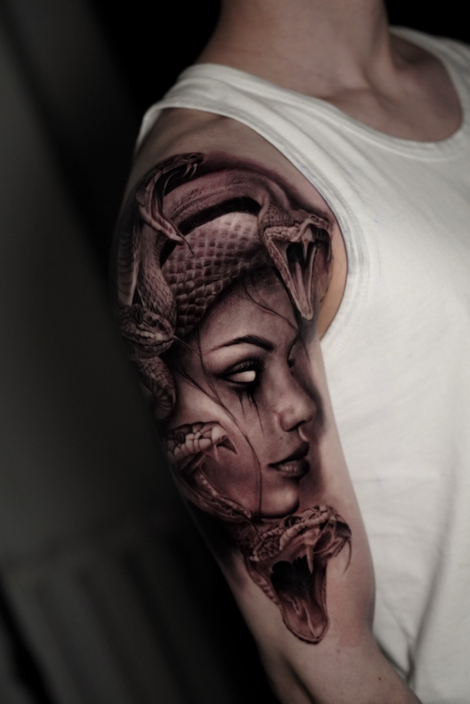 Black&Grey — portret kobiety z wężami